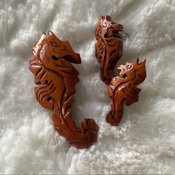 Vintage Carved Wooden Seahorse Brooch & Earrings - Picture 2 of 11